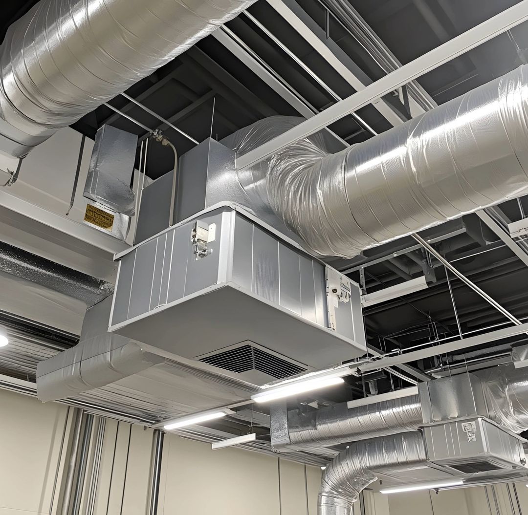 Conduits de ventilation et structures métalliques en hauteur sous un plafond technique