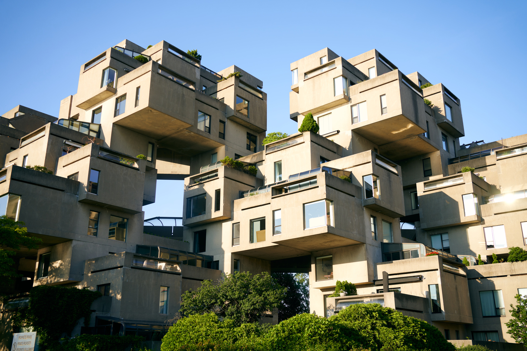Façade d'un immeuble en copropriété à modules de béton superposés