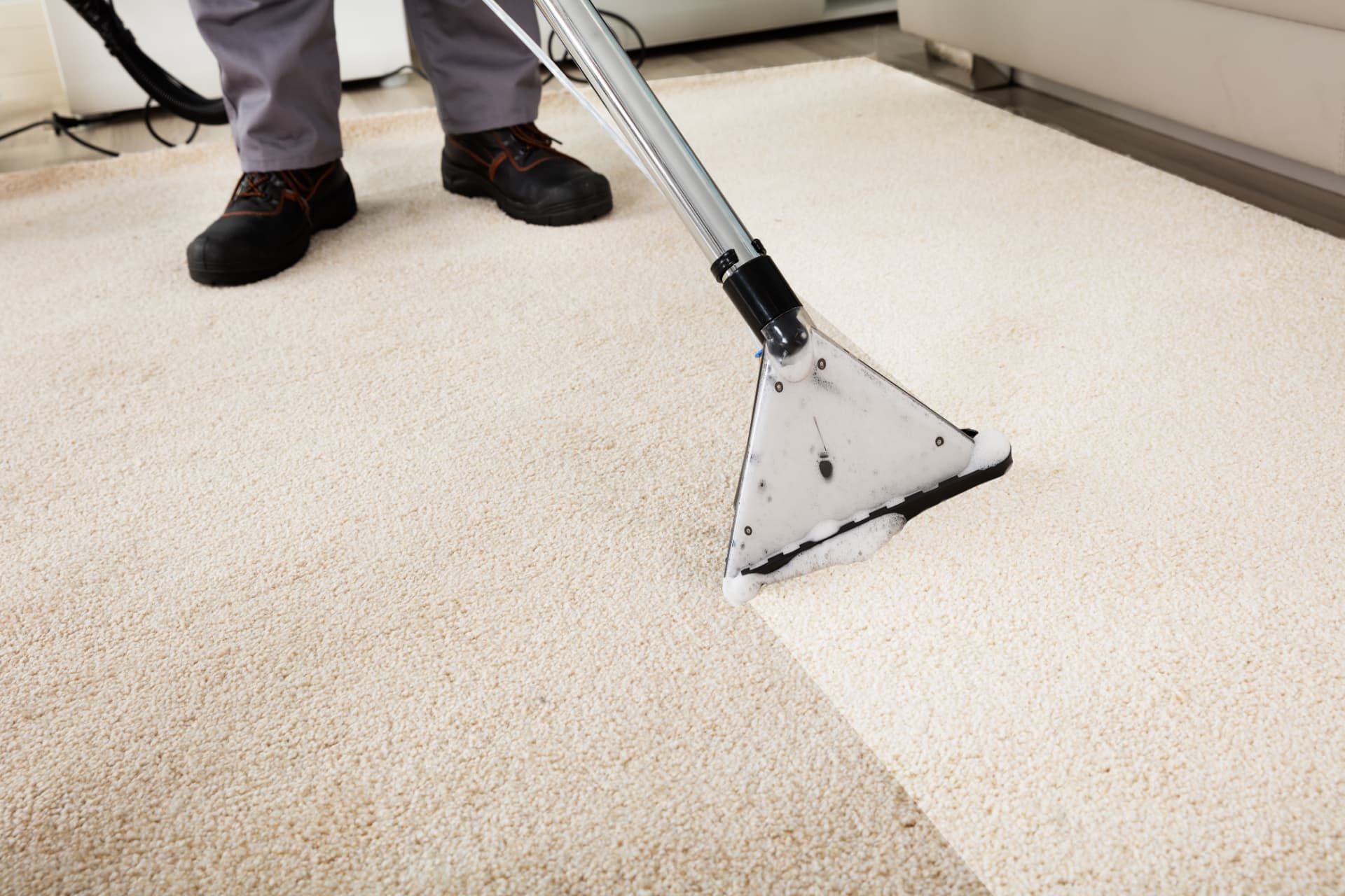 Buse d'extracteur à injection-extraction nettoyant un tapis beige